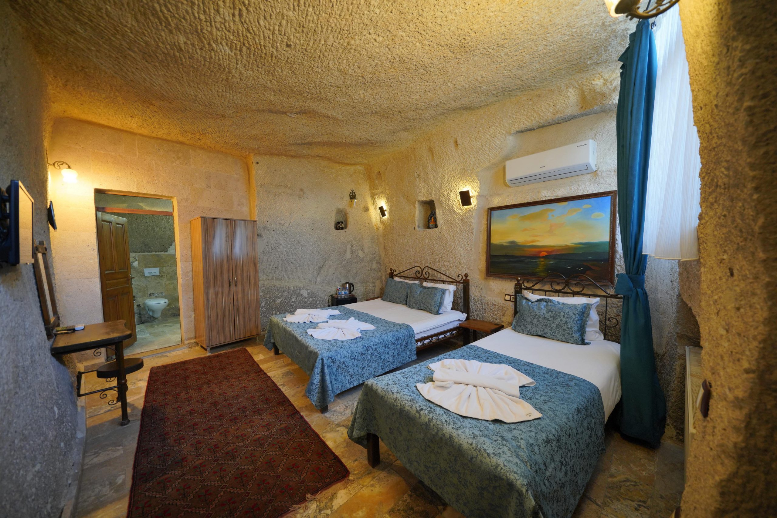 Triple Cave Room